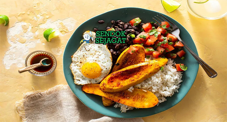 Costa Rican Casado dengan nasi, kacang hitam, ayam, dan pisang goreng