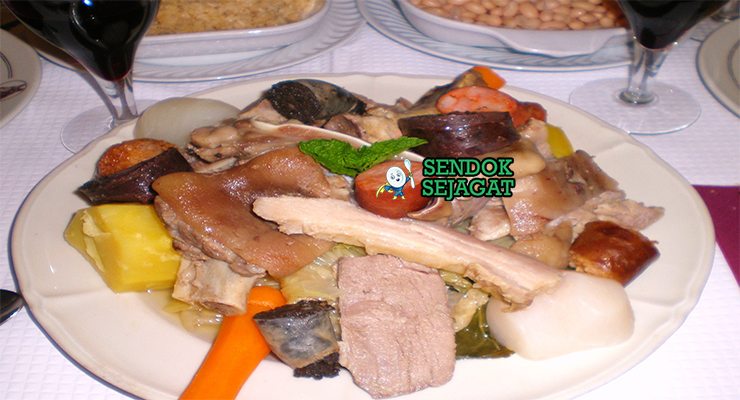 Cozido à Portuguesa dengan daging dan sayuran di piring saji