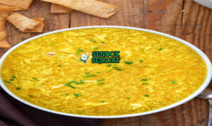 Egg Drop Soup dengan pita telur lembut di mangkuk saji