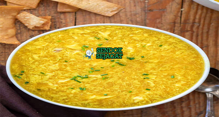 Egg Drop Soup dengan pita telur lembut di mangkuk saji