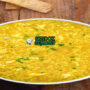 Egg Drop Soup dengan pita telur lembut di mangkuk saji