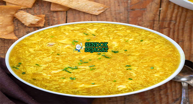 Egg Drop Soup dengan pita telur lembut di mangkuk saji