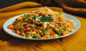 Chinese Egg Fried Rice dengan telur dan daun bawang