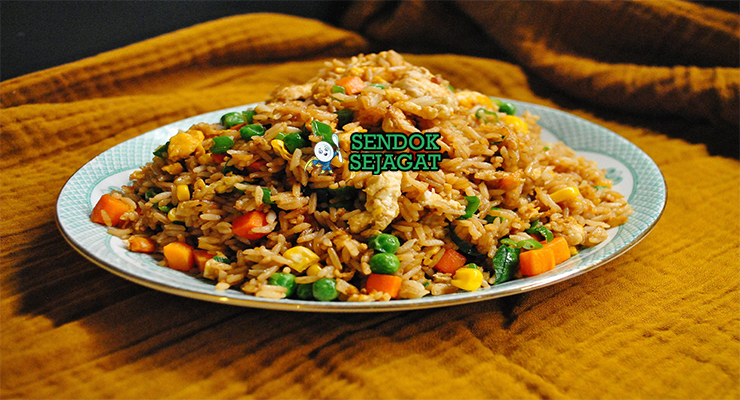 Chinese Egg Fried Rice dengan telur dan daun bawang