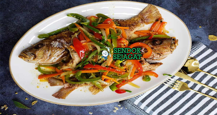 Escovitch Fish dengan acar sayuran pedas di piring saji