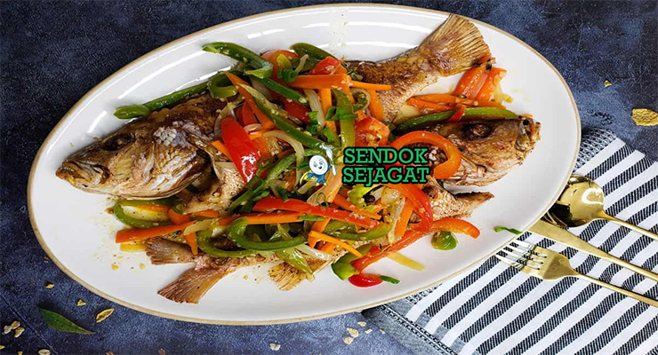Escovitch Fish dengan acar sayuran pedas di piring saji