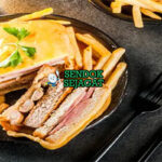 Francesinha dengan daging, keju leleh, dan saus tomat