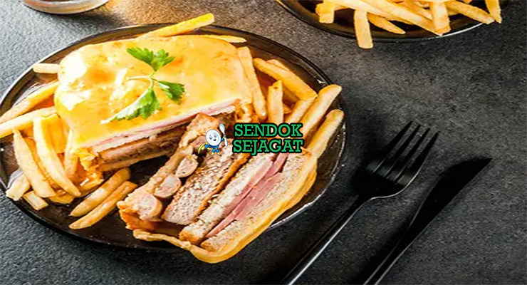 Francesinha dengan daging, keju leleh, dan saus tomat