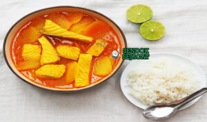 Gaeng Som dengan ikan, nanas, dan kuah kuning pedas