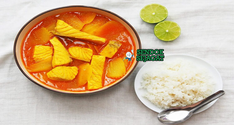 Gaeng Som dengan ikan, nanas, dan kuah kuning pedas