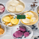 Gelato dengan scoop creamy dan hiasan stroberi