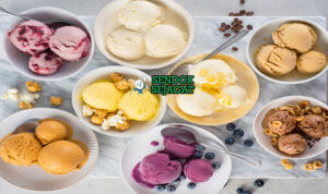Gelato dengan scoop creamy dan hiasan stroberi