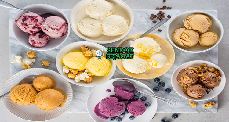 Gelato dengan scoop creamy dan hiasan stroberi