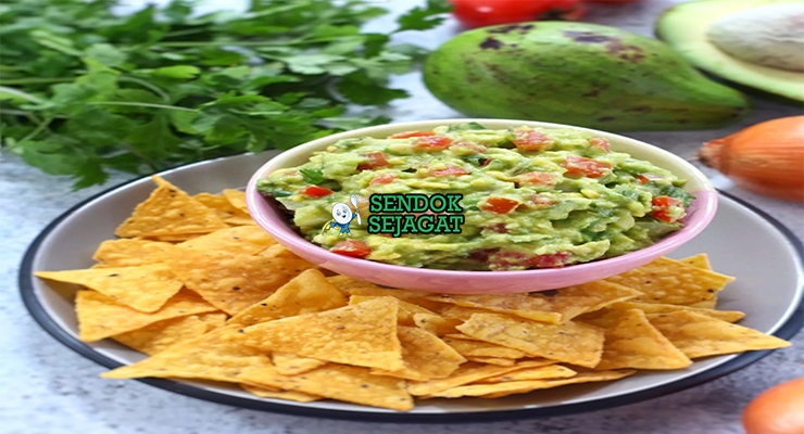 Guacamole dengan tortilla chips dan irisan jeruk nipis