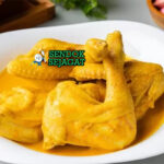 Gulai Ayam Khas Padang dengan kuah santan di mangkuk