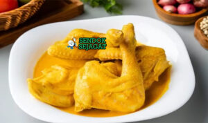 Gulai Ayam Khas Padang dengan kuah santan di mangkuk