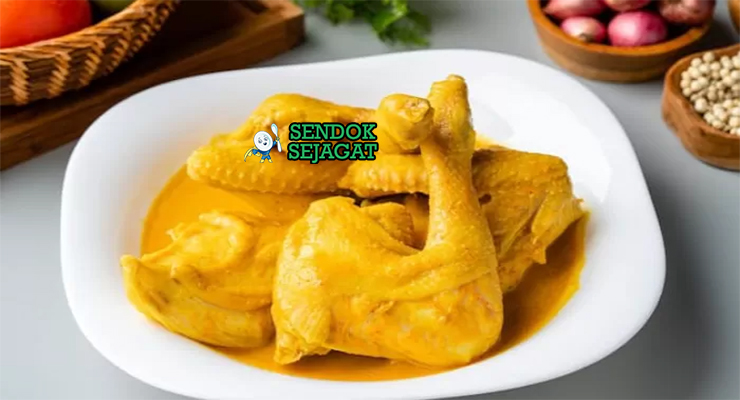 Gulai Ayam Khas Padang dengan kuah santan di mangkuk