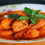 Gulai Belacan dengan udang dan kuah santan pedas di mangkuk saji