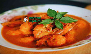 Gulai Belacan dengan udang dan kuah santan pedas di mangkuk saji
