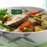 Gulai Kapau dengan daging sapi, sayuran, dan kuah santan kental