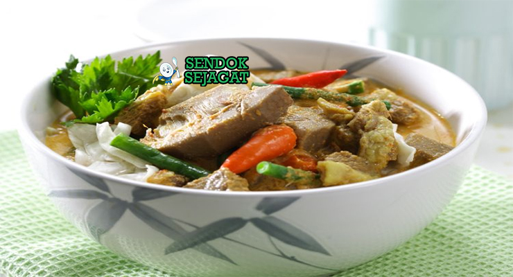 Gulai Kapau dengan daging sapi, sayuran, dan kuah santan kental