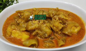 Gulai Kikil dengan kuah santan kental di mangkuk saji