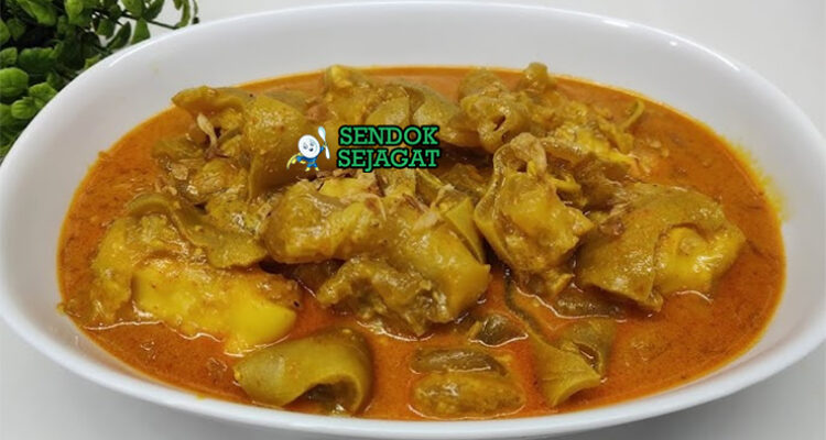 Gulai Kikil dengan kuah santan kental di mangkuk saji