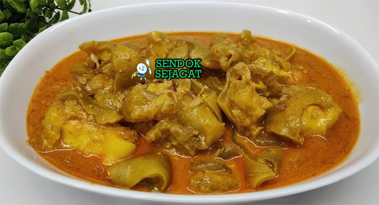 Gulai Kikil dengan kuah santan kental di mangkuk saji
