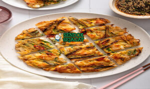 Haemul Pajeon dengan udang, cumi, dan saus celup