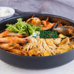 Haemul Sundubu Jjigae dengan udang dan tahu di panci tanah liat