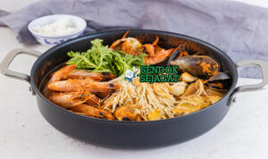 Haemul Sundubu Jjigae dengan udang dan tahu di panci tanah liat