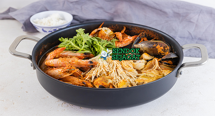 Haemul Sundubu Jjigae dengan udang dan tahu di panci tanah liat
