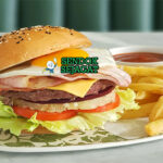 Australian Hamburger with the Lot dengan bit, nanas, dan telur goreng