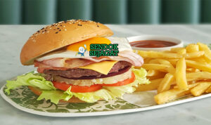 Australian Hamburger with the Lot dengan bit, nanas, dan telur goreng