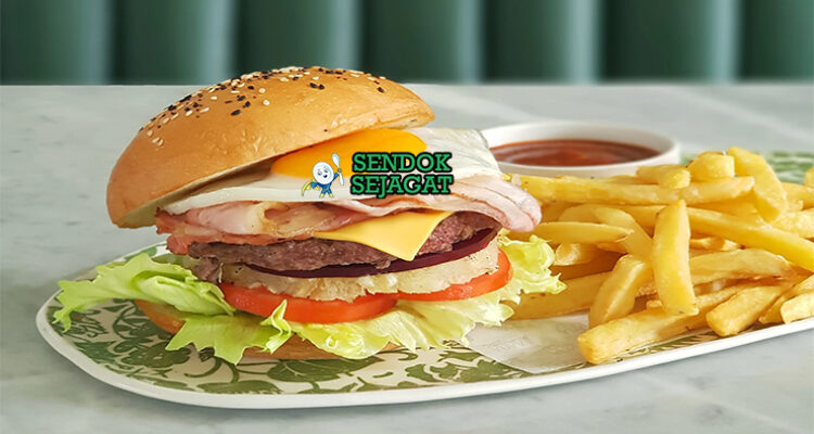 Australian Hamburger with the Lot dengan bit, nanas, dan telur goreng