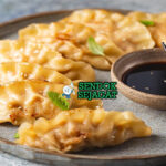 Jiaozi pangsit goreng dengan saus celup pedas