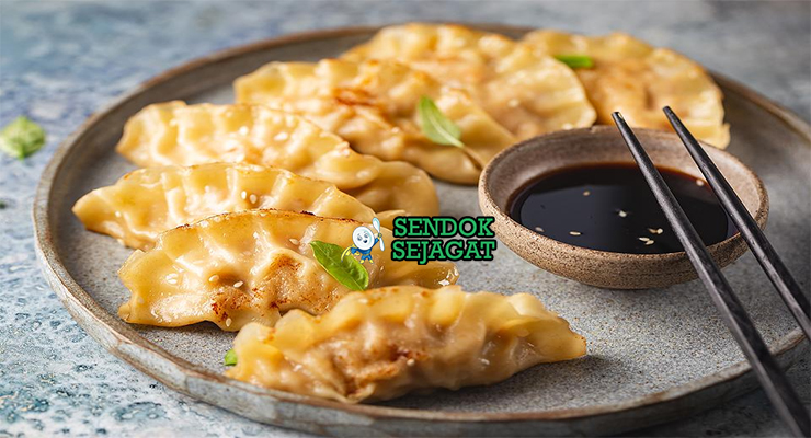 Jiaozi pangsit goreng dengan saus celup pedas