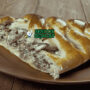 Kalakukko dengan roti rye isi ikan di piring saji