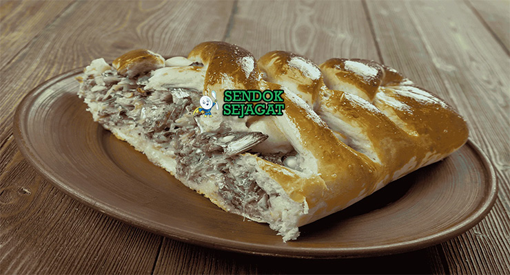 Kalakukko dengan roti rye isi ikan di piring saji