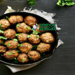 Australian Kangaroo Meatballs dengan saus tomat di piring saji