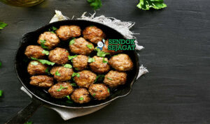 Australian Kangaroo Meatballs dengan saus tomat di piring saji