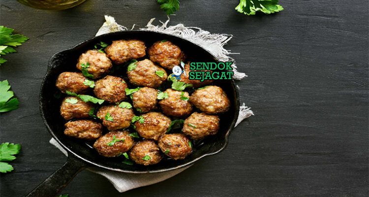 Australian Kangaroo Meatballs dengan saus tomat di piring saji