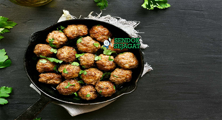 Australian Kangaroo Meatballs dengan saus tomat di piring saji