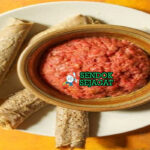 Kitfo dengan daging cincang dan injera di piring saji