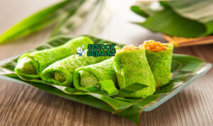 Kue Dadar Gulung dengan kulit pandan hijau dan isian kelapa manis