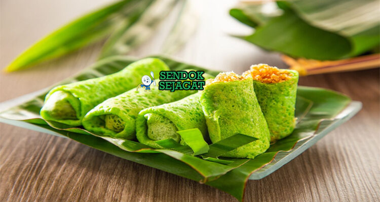 Kue Dadar Gulung dengan kulit pandan hijau dan isian kelapa manis