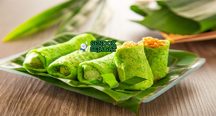 Kue Dadar Gulung dengan kulit pandan hijau dan isian kelapa manis