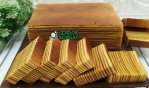 Kue Lapis Legit berlapisan rempah dengan taburan gula bubuk
