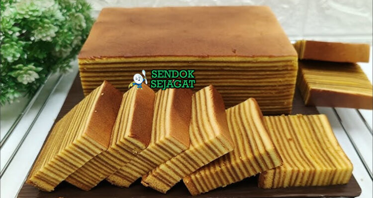 Kue Lapis Legit berlapisan rempah dengan taburan gula bubuk