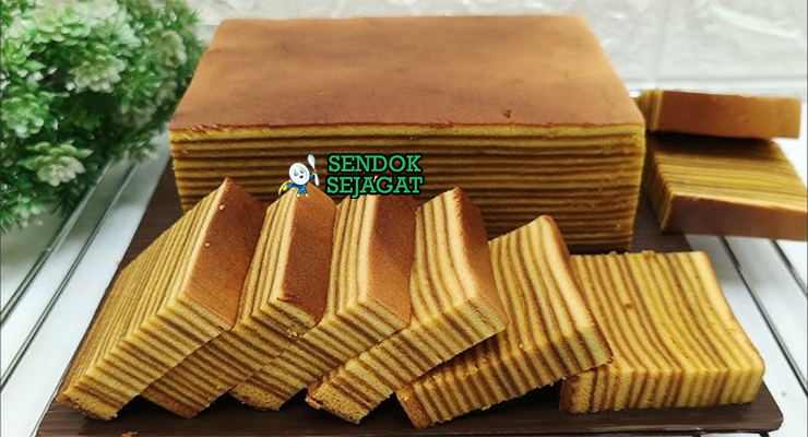 Kue Lapis Legit berlapisan rempah dengan taburan gula bubuk